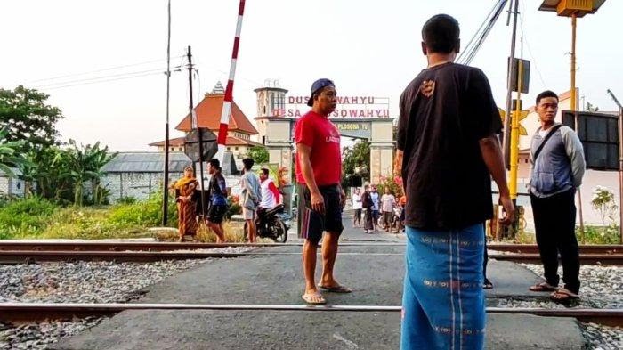 Lokasi pemotor asal Gresik ditabrak kereta api (KA) di perlintasan KA Plosowahyu, Senin (9/11/2023).