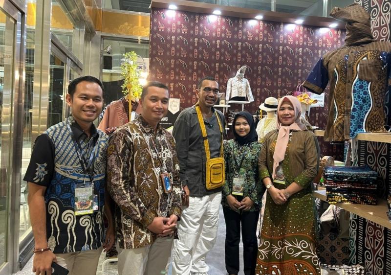 Staf khusus BUMN, Arya Sinulingga saat mengunjungi UMKM KAI di dalam gelaran Jakarta International Handicraft Trade Fair (INACRAFT) 2023 yang digelar di Jakarta Convention Center (JCC). 