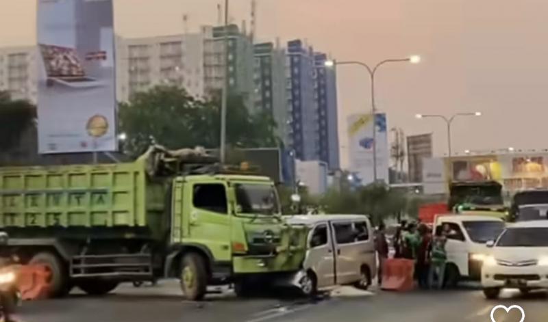 Peristiwa kecelakaan lalu lintas antara truk dan mobil grandmax terjadi di Jalan Ahmad Yani, Kota Bekasi, Senin (9/10/2023). (Foto:instagram)