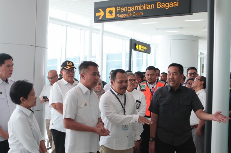 Presdir Angkasa Pura II Muhammad Awaluddin dampingi Dirjen Perhubungan Udara di Bandara Kertajati