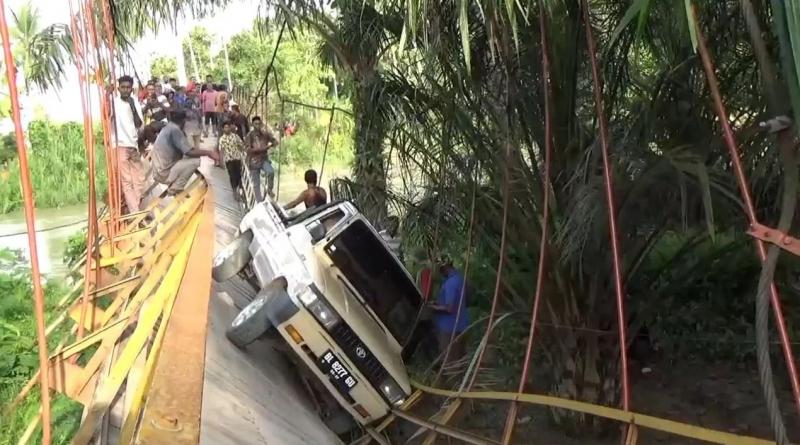 Mobil terjebak di jembatan gantung yang putus di Teupin Perahu, Gampong Alue Keujruen, Kecamatan Tanah Luas, Aceh Utara.