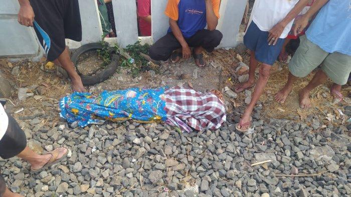Bocah yang tertabrak kereta api di jalur perlintasan Kutagara, Kota Cirebon ditutupi kain oleh warga sekitar, Rabu (11/10/2023). Dok. Humas KAI Daop 3 Cirebon 