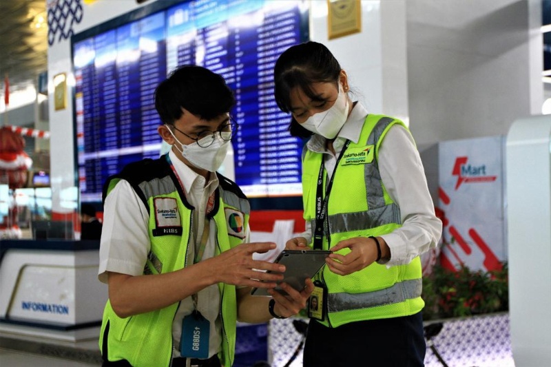 Petugas di Bandara Angkasa Pura II