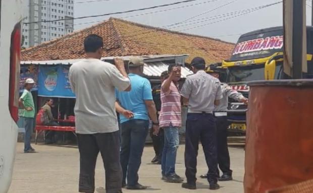 Kericuhan terjadi di Terminal Lintasan Lebak Bulus, Kebayoran Lama, Jakarta Selatan (Jaksel) pada Kamis (12/10/2023) siang. (Foto: Istimewa)