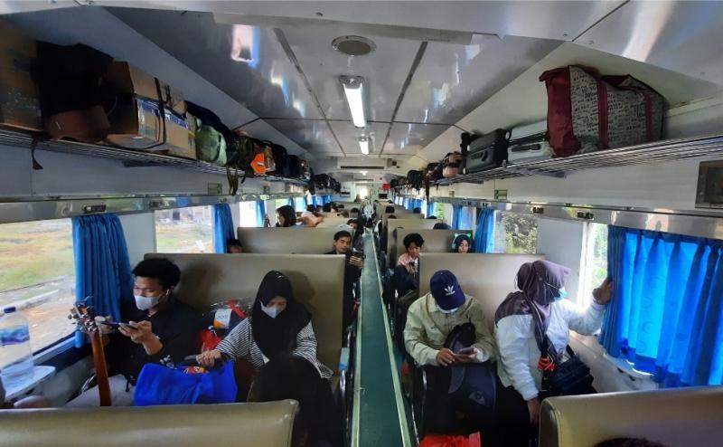 Suasana di gerbong Kereta Matarmaja yang telah berjalanan dari Stasiun Pasar Senen pada Sabtu (14/10/2023) dan akan menuju Malang.