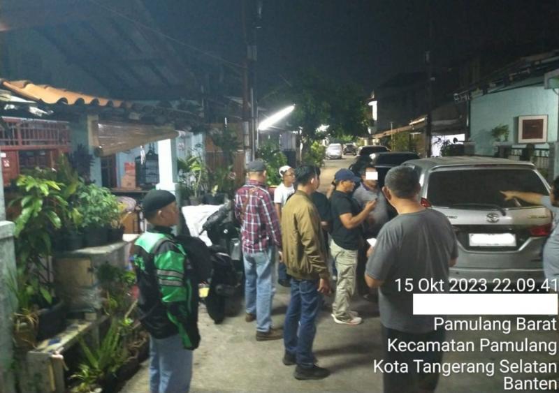 Proses penangkapan salah satu tersangka pelaku pencuri barang penumpang KA Tawang Jaya (wajah ditutup kotak putih)