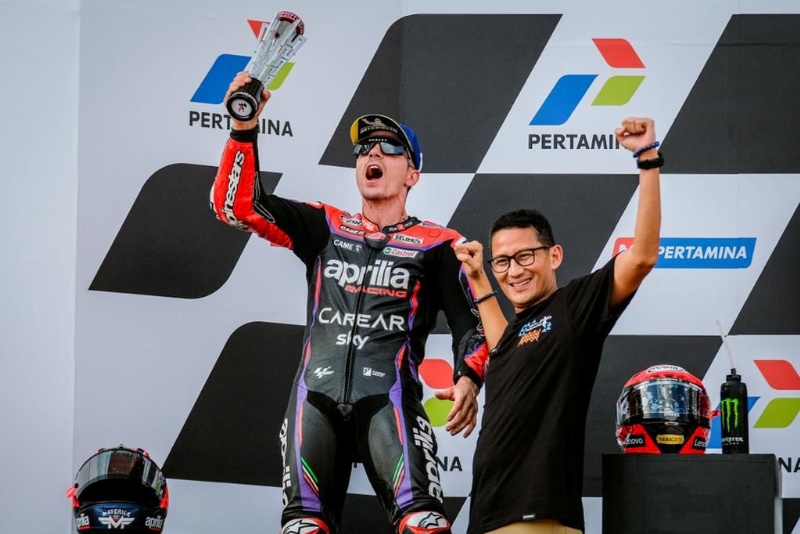 Menparekraf Sandiaga Uno beri tropi ke pemenang MotoGP 2023