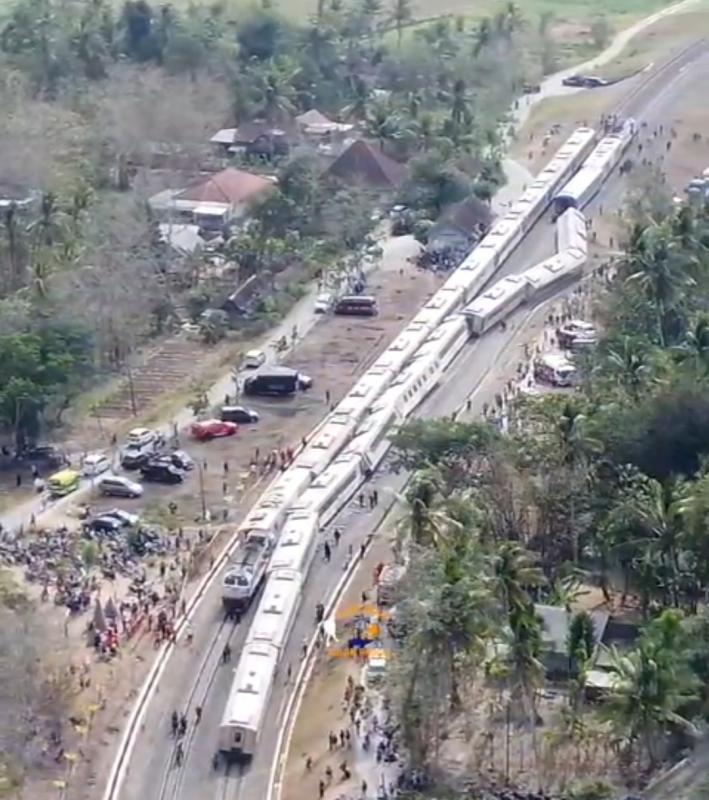 Dua kereta api kecelakaan di petak jalan antara Stasiun Sentolo - Stasiun Wates pada Selasa (17/10/2023). 