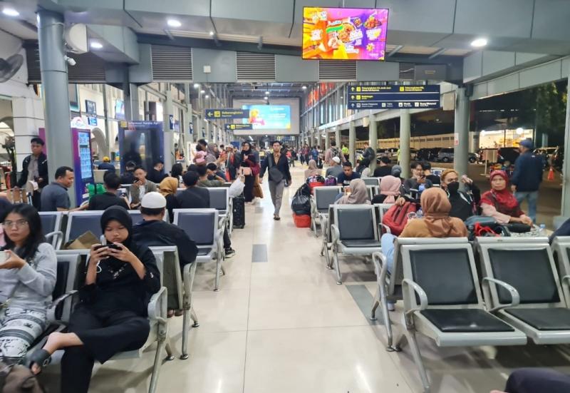 Suasana di ruang tunggu Stasiun Pasar Senen. (Humas Daop 1 Jakarta)