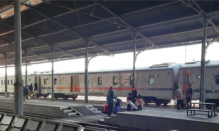 Penumpang akan bersiap naik kereta api jarak jauh di Stasiun Bangil, Rabu (18/10/2023).