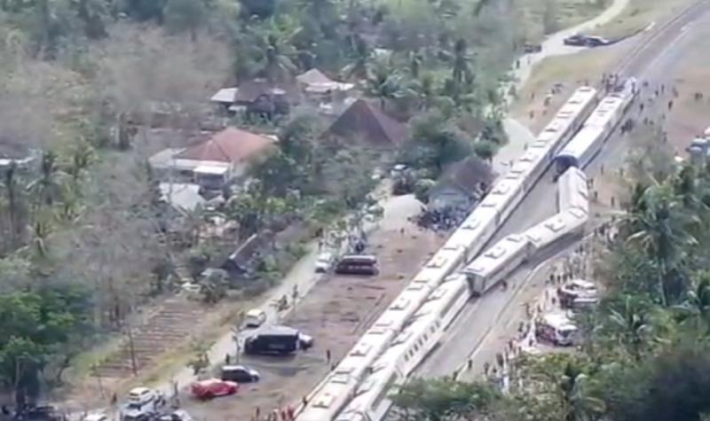 Dua kereta api terlibat insiden kecelakaan anjlog di dekat Stasiun Wates pada Selasa (17/10/2023).