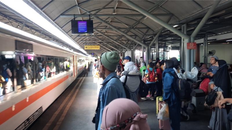 Penumpang ramai akan bersiap naik Kereta Api Jayakarta di Stasiun Surabaya Gubeng, Rabu (18/10/2023).