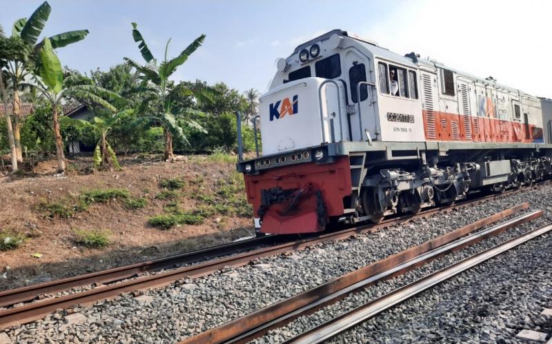 Kereta api melintas di jalur KA yang mengalami anjlok pada Selasa (17/10/2023) di jalur antara petak di Stasiun Sentolo -Wates.(Foto/dok.KAI)