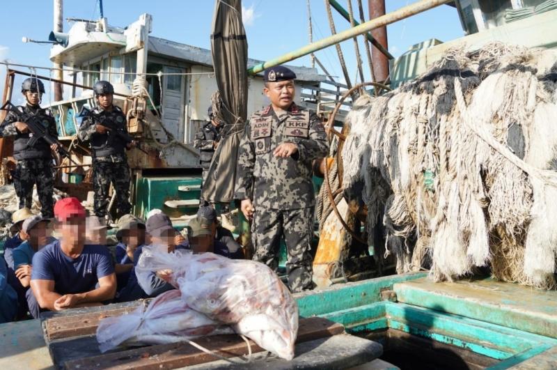Direktur Jenderal Pengawasan Sumber Daya Kelautan dan Perikanan (PSDKP) Laksda TNI Dr. Adin Nurawaluddin, M. Han meninjau Kapal Ikan Asing (KIA) berbendera Malaysia bernama KM. PKFB 1032 yang tertangkap melakukan illegal fishing di WPPNRI 571 Selat Malaka.
