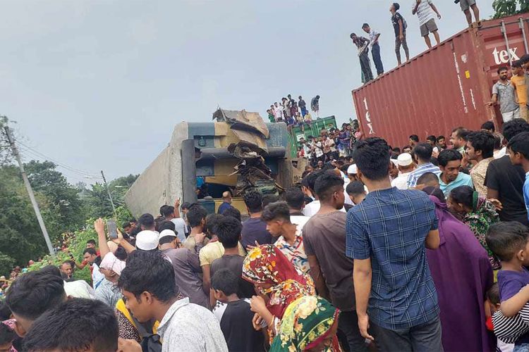 Kecelakaan kereta api di Bangladesh menewaskan sedikitnya 17 orang dan melukai lebih dari 100 orang pada Senin (23/10/2023).