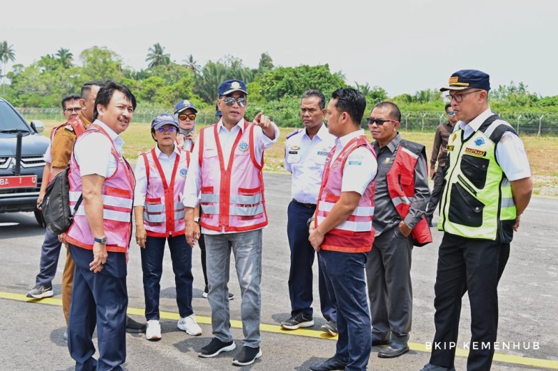 Menhub Budi Karya Sumadi bersama PJ Gubernur Mentawai tinjau Bandara Mentawai jelang diresmika  Presiden