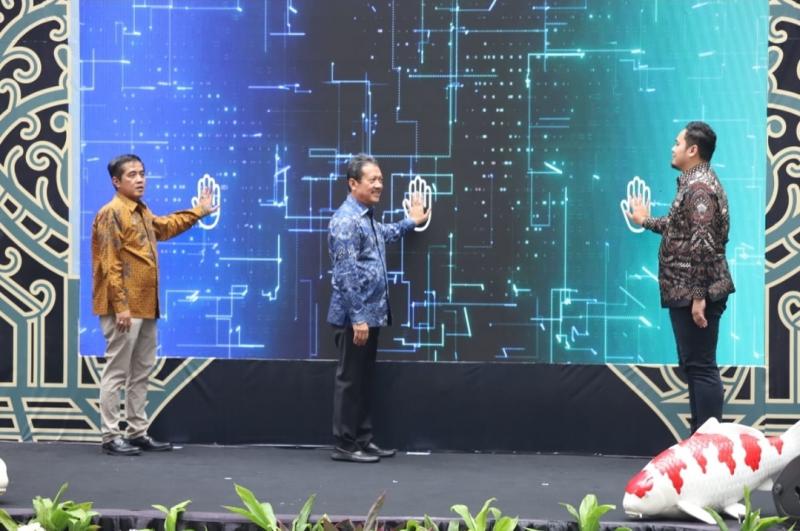 Menteri KP Sakti Wahyu Trenggono bersama CEO Kalikan Ardani Yusuf Prawira (kanan) dan Dirjen Pengutan Daya Saing Produk Kelautan dan Perikanan KKP Budi Sulistyo (kiri) membuka Festival Ikan Hias Nusantara 2023 di Mall Epiwalk, Jakarta Selatan, Jumat (27/10/2023). Acara yang sekaligus menjadi rangkaian peringatan HUT ke-24 KKP ini, digelar untuk menyokong perdagangan dan tumbuhnya industri ikan hias di dalam negeri.