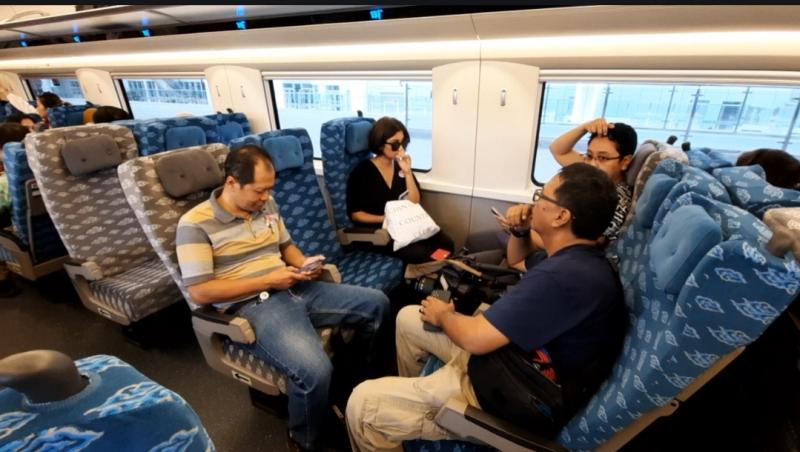 Suasana di dalam rangkaian Kereta Whoosh Jakarta-Bandung.(Ist)