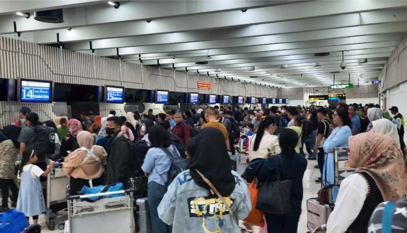 Suasana area check in di terminal 1 Bandara Soekarno-Hatta pada Sabtu (28/10/2023). 