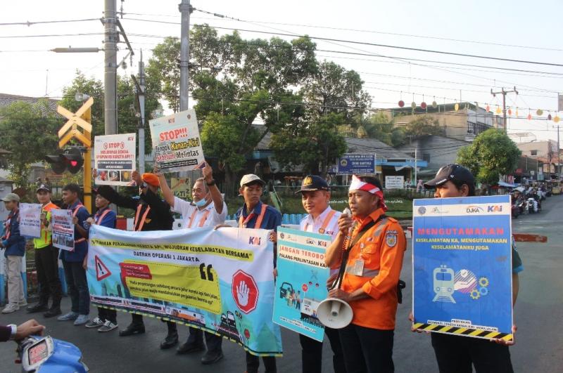 PT Daop 1 Jakarta berkolaborasi dengan komunitas pencinta kereta api melaksanakan Sosialisasi Keselamatan di Perlintasan Sebidang di Perlintasan JPL 52 Stasiun Kebayoran pada Ahad (29/10/2023). 