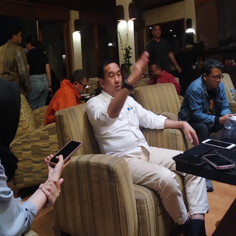 Muhammad Awaludin, President Director Angkasa Pura II bersama awak media di Bandung  /Foto: istimewa/dok BeritaTrans/ahmad