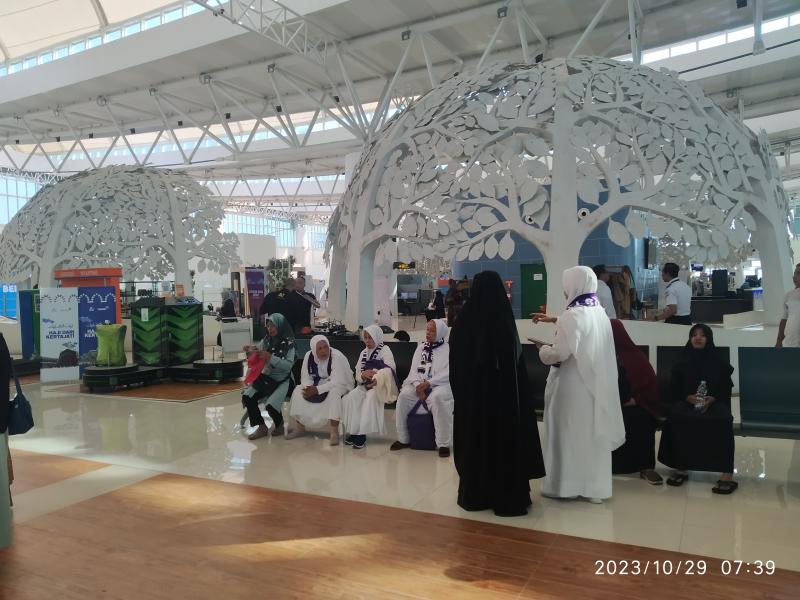 Jamaah umrah di Bandara Kertajati. Foto: istimewa/BeritaTrans.com/ahmad