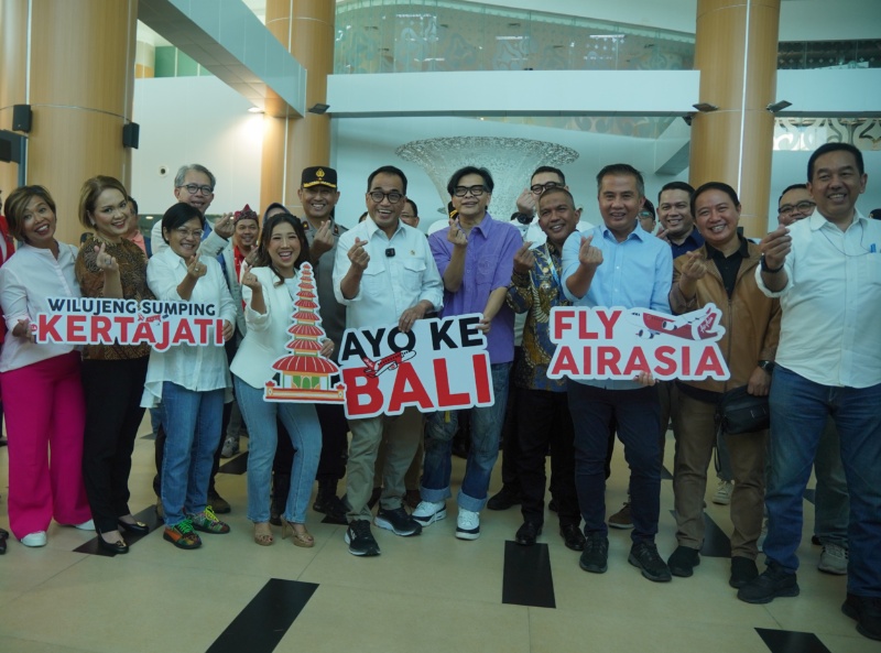 Seelebrasi penerbangan perdana Indonesia AirAsia dari Bandara Kertajati ke Denpasar