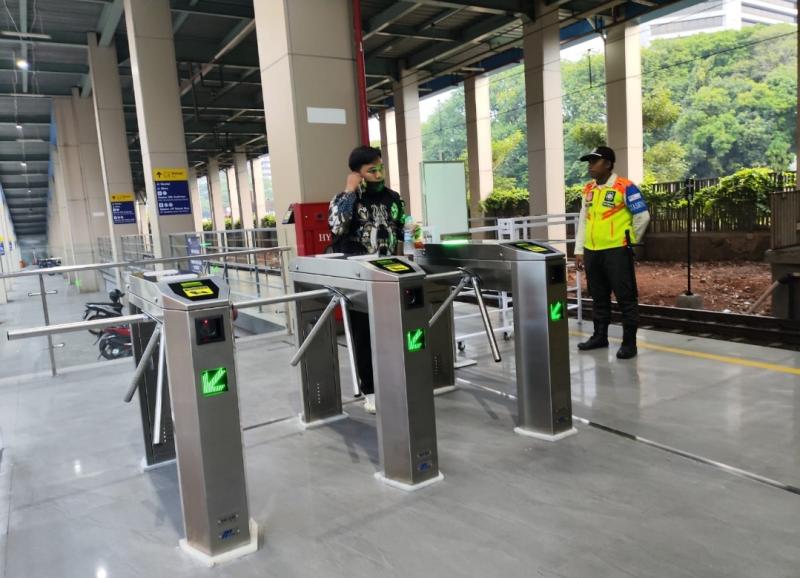 Penumpang mengunakan gate elektronik tambahan baru di Stasiun BNI City. (dok.KAI Commuter)