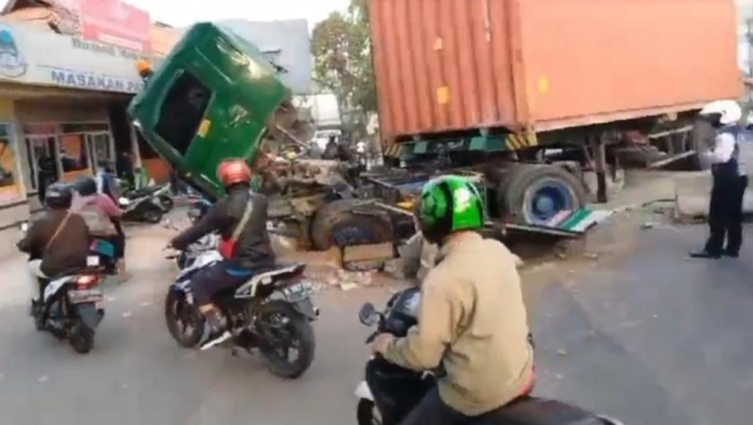 Truk kontainer melintang di Jalan Sudirman, tepat depan kantor Polsek Bekasi Kota usai mengalami kecelakaan tunggal, Rabu (1/11/2023). Foto ist