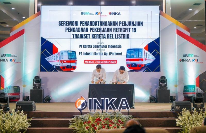 Penandatanganan kerja sama KAI Commuter dengan PT Inka Pekerjaan Retrofit Sarana Kereta Rel Listrik (KRL) sebanyak 19 Trainset (rangkaian) di Madiun pada Jumat (3/11/2023).