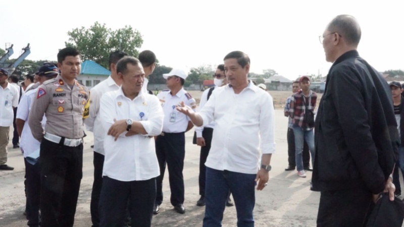 Dirjen Perhubungan Darat Hendro Sugiatno dan anggota Komisi V DPR di Pelabuhan Ketapang