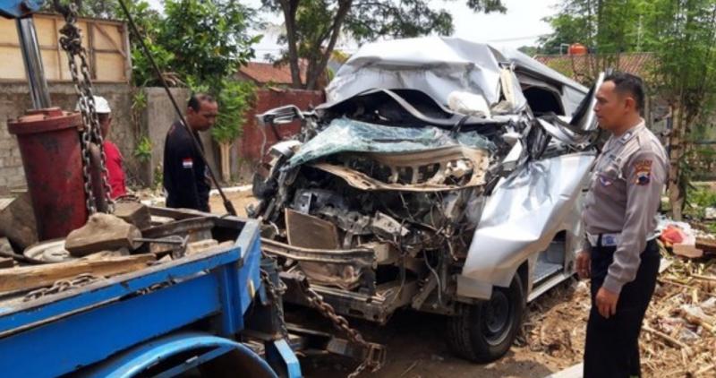 Kondisi minibus yang ringsek usai menabrak truk di depannya di Tol Semarang-Solo wilayah Boyolali, Jumat (3/11/2023) pagi. (Foto:Istimewa)