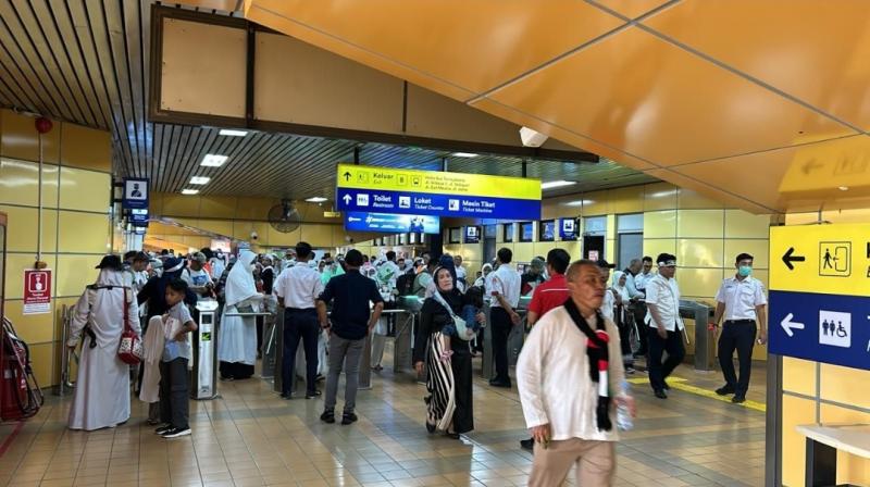 Situasi di stasiun KRL  kawasan Gambir pada Ahad (5/11/2023) pagi.