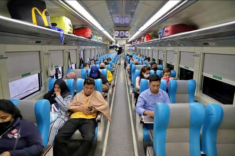 Suasana di dalam kereta api. (Foto:dok.KAI)