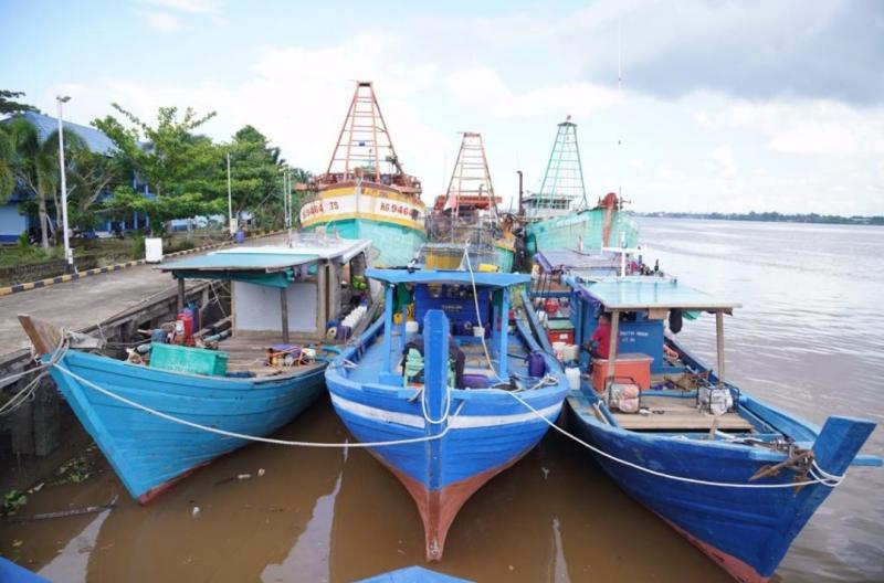 PSDKP-KKP menggelar Konferensi Pers Hasil Operasi Kapal Pengawas Kelautan dan Perikanan KP HIU 11 yang berhasil menghentikan, memeriksa dan menahan (henrikhan) tiga unit Kapal Ikan Indonesia (KII) pelaku pengangkatan Barang Muatan Kapal Tenggelam (BMKT) secara ilegal serta beroperasi tanpa dokumen perizinan berusaha subsektor penangkapan ikan di Stasiun PSDKP Pontianak, Rabu (8/11).