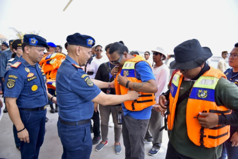 Direktur KPLP Jon Kenedi membagikan jaket keselamatan kepada nelayan dan operator