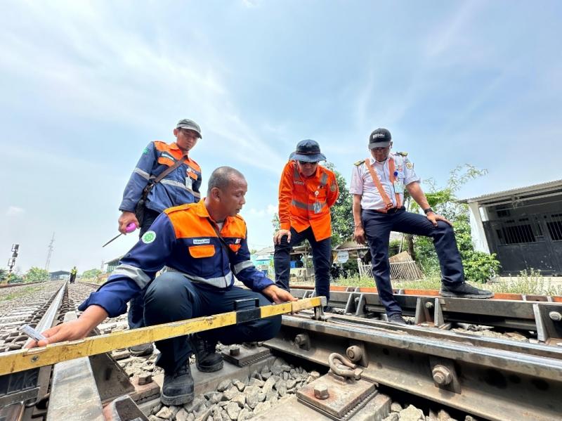 Ispeksi jalur KA oleh KAI Daop 1 Jakarta di Lintas Stasiun Cikarang - Cikampek untuk persiapan angkutan Natal dan Tahun Baru 2024.
