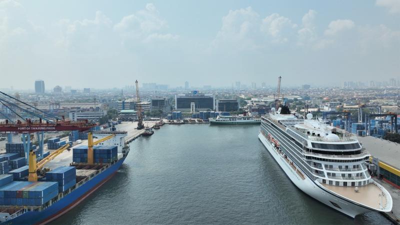 Kapal Pesiar, MS Viking Orion sandar di Pelabuhan Tanjung Priok