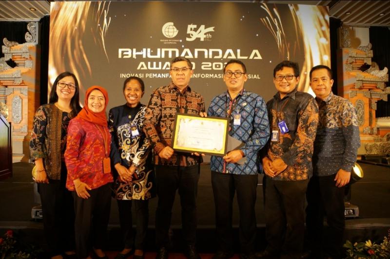 Kepala Badan Pengembangan dan Penyuluhan Sumberdaya Manusia KP, Nyoman Radiarta bersama Sekretaris Direktorat Jenderal Pengelolaan Kelautan dan Perikanan menerima penghargaan Bhumandala di Bali