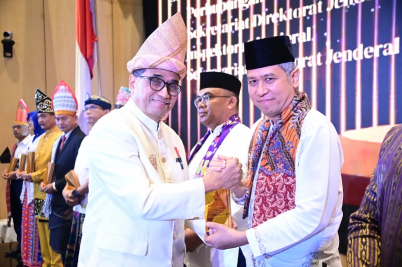 Sesditjen Hubla menerima penghargaan PPID Informatif terbaik