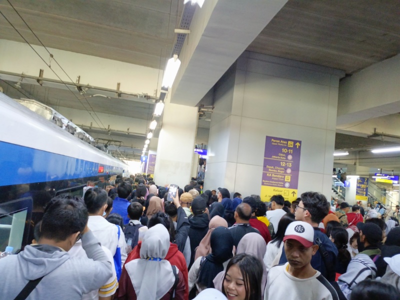 Suasana di Peron 8 Stasiun Manggarai