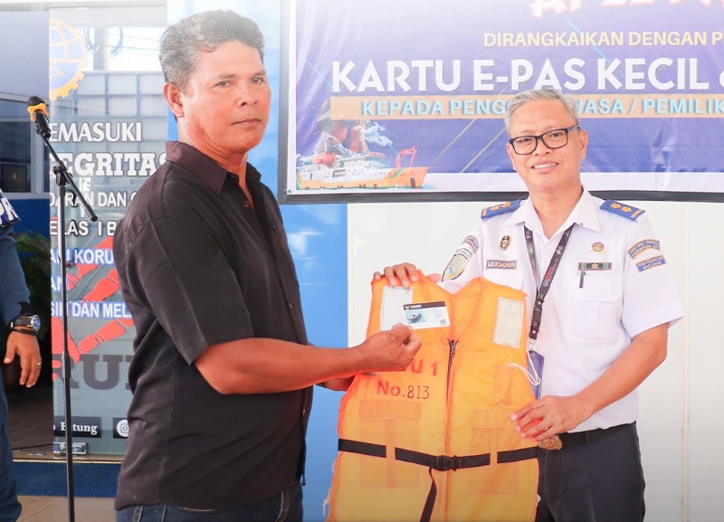 Penyerahan secara simbolis e-pas Kecil dan Life Jacket di KSOP Bitung