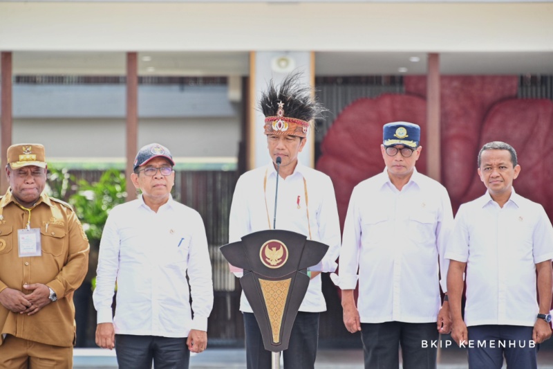 Presiden Joko Widodo saat meresmikan dua bandara di Papua