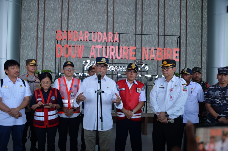 Menhub di Bandara Papua