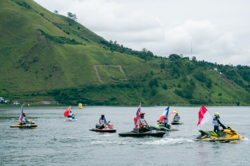 Pesta rakyat Danau Toba