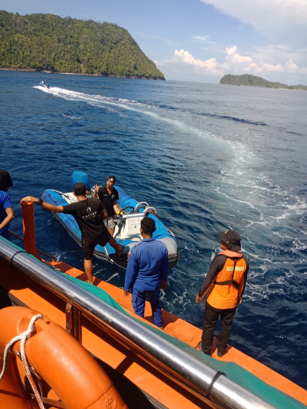 Tim reaksi cepat UPP Raja Ampat selamatkan penumpang kapal terbakar