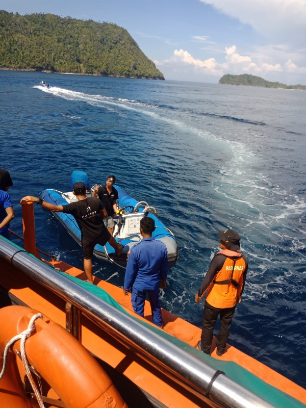 Tim reaksi cepat UPP Raja Ampat selamatkan penumpang kapal terbakar