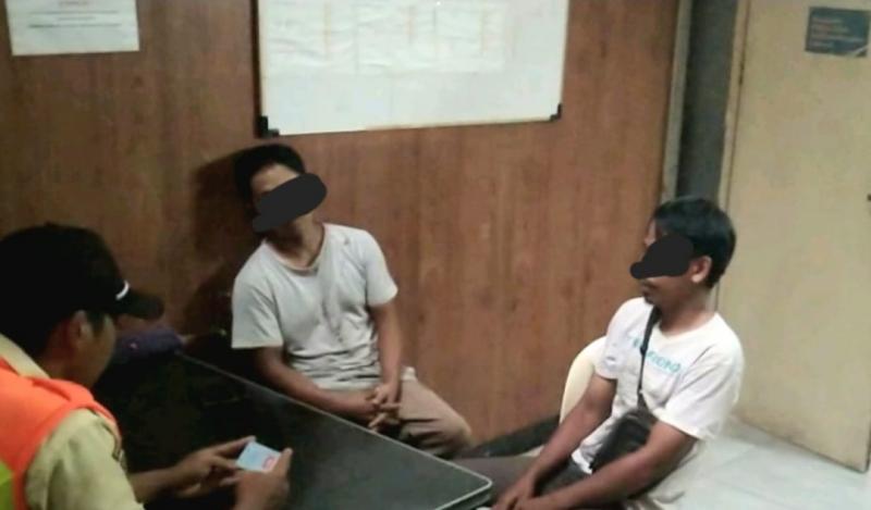 Dua pelaku diduga pencuri rel kereta api di petak Stasiun Palmerah-Kebayoran berhasil diamankan oleh Tim Keamanan KAI pada Sabtu (2/12/2023).