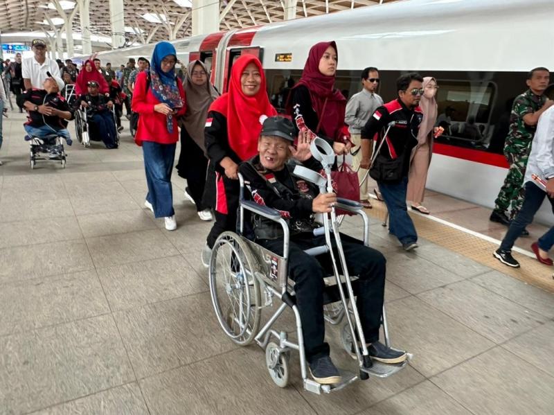 Sebanyak 100 anggota komunitas yang berasal dari berbagai daerah melakukan perjalanan pulang pergi dari Stasiun Tegalluar menuju Stasiun Halim pada peringatan Hari Disabilitas Internasional, Ahad (3/12/2023).
