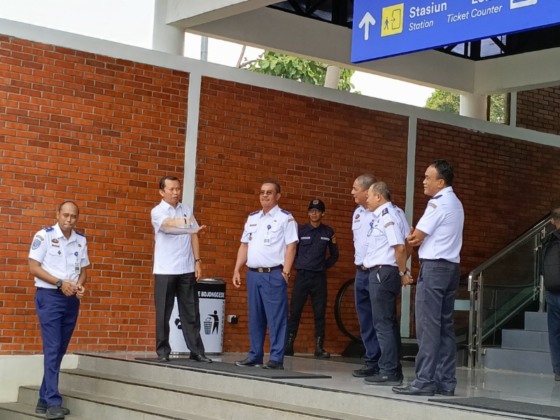 Plt Kepala BPTJ di pintu masuk. Skybrigde Bojong Gede